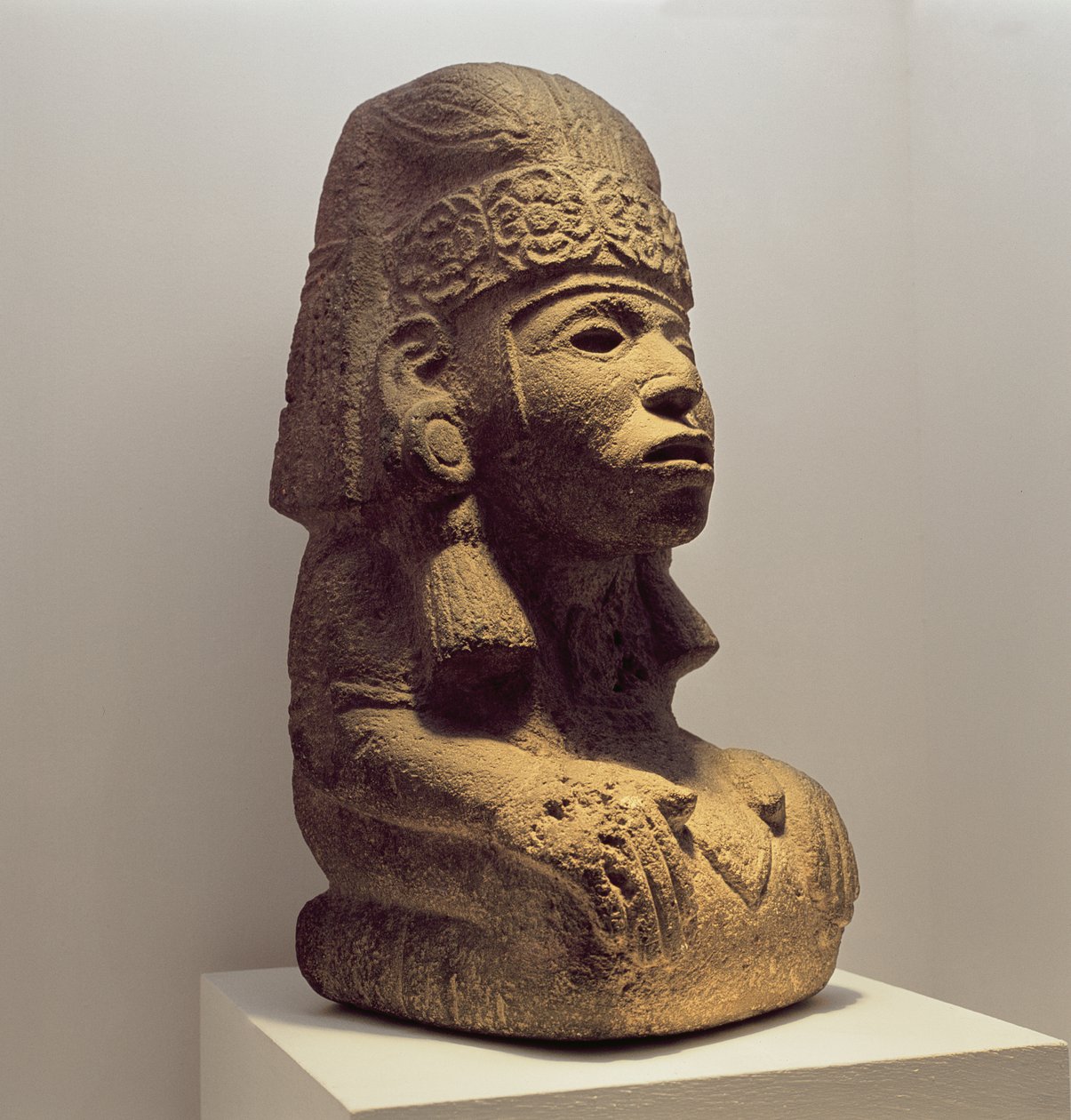 Kruka i form av en knästående figur, 800-1200 av Mayan