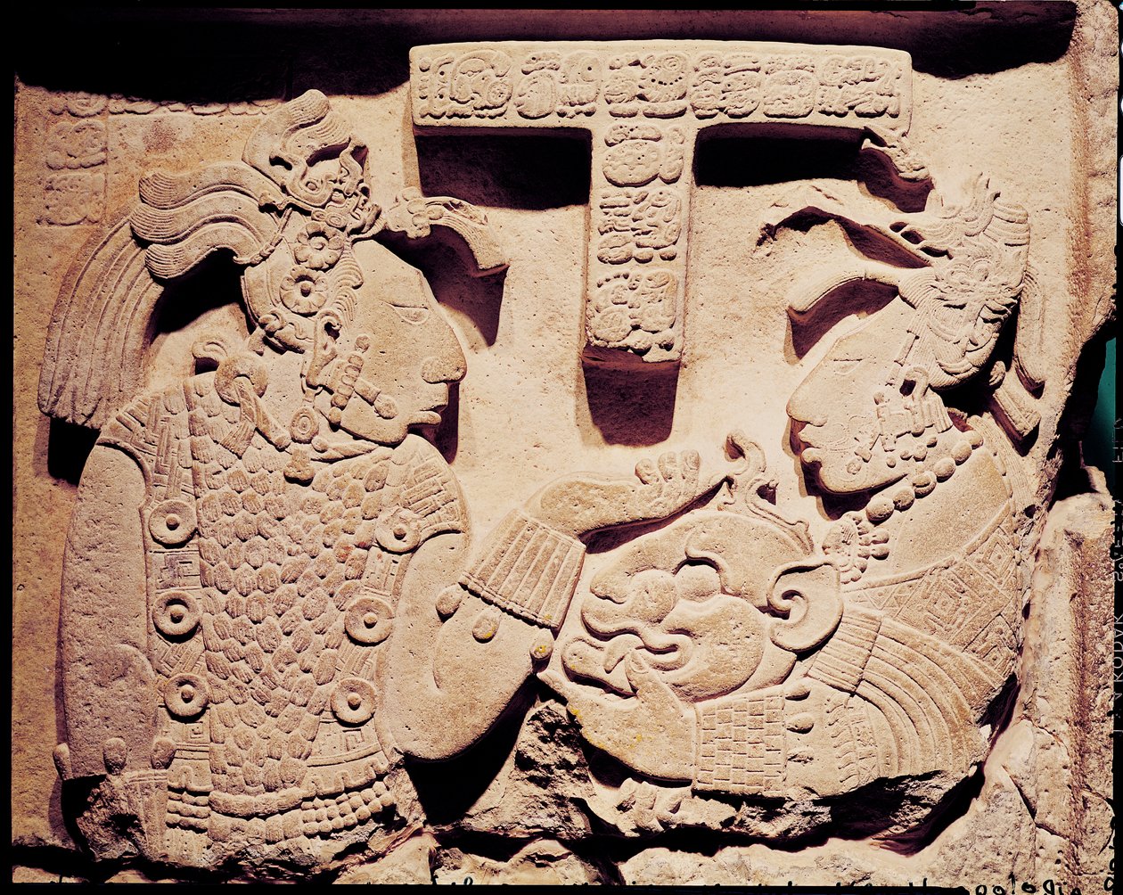 Stela som föreställer en kvinna som presenterar en jaguarmask för en präst, från Yaxchilan. av Mayan