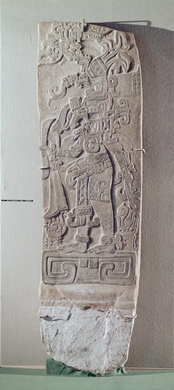 Stele II, rektangulär med relief föreställande en figur som står på en plattform, förklassisk period, c.1000 f.Kr.-250 AD (granit) av Mayan
