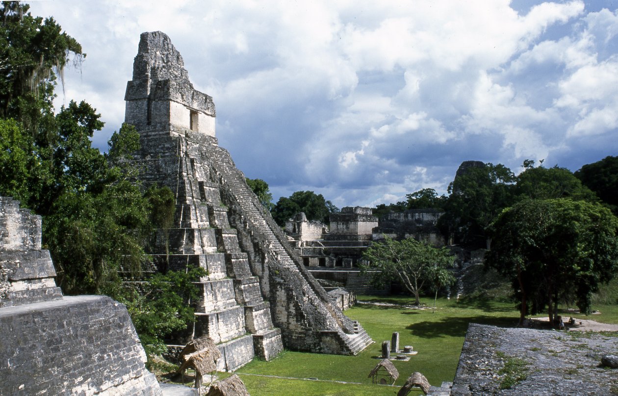 Utsikt över Tikal-templet 1, sen klassisk period 600-900 e.Kr av Mayan
