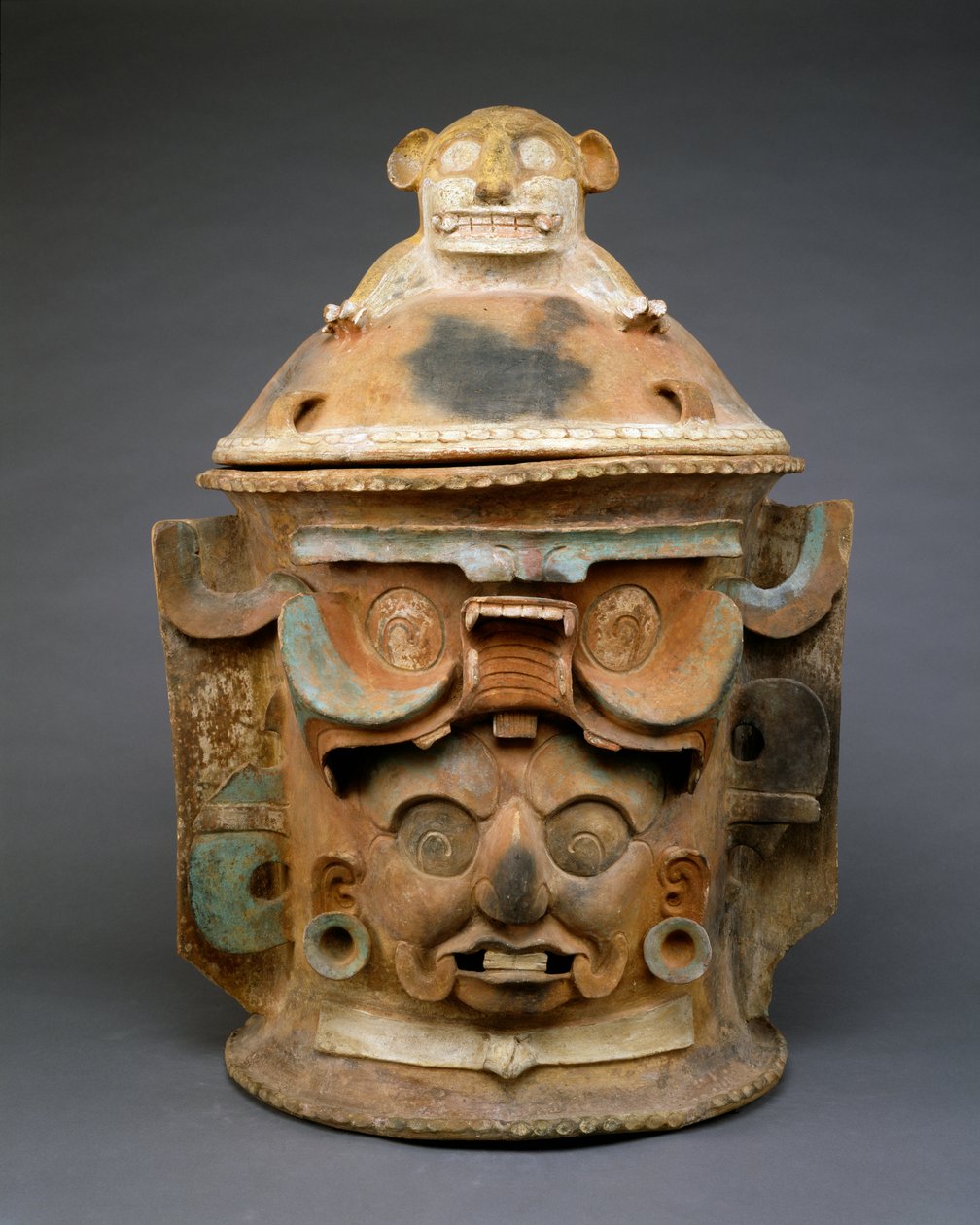 Begravningsurna med kattlock, Guatemala, 550-950 (lergods med polykrom målning) av Mayan