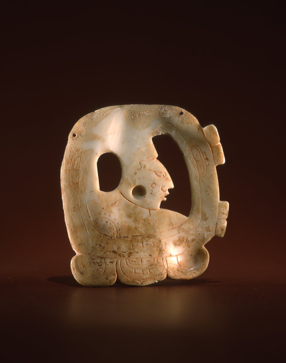 Hänge i form av en glyph med guden Hunahpu (skal) av Mayan