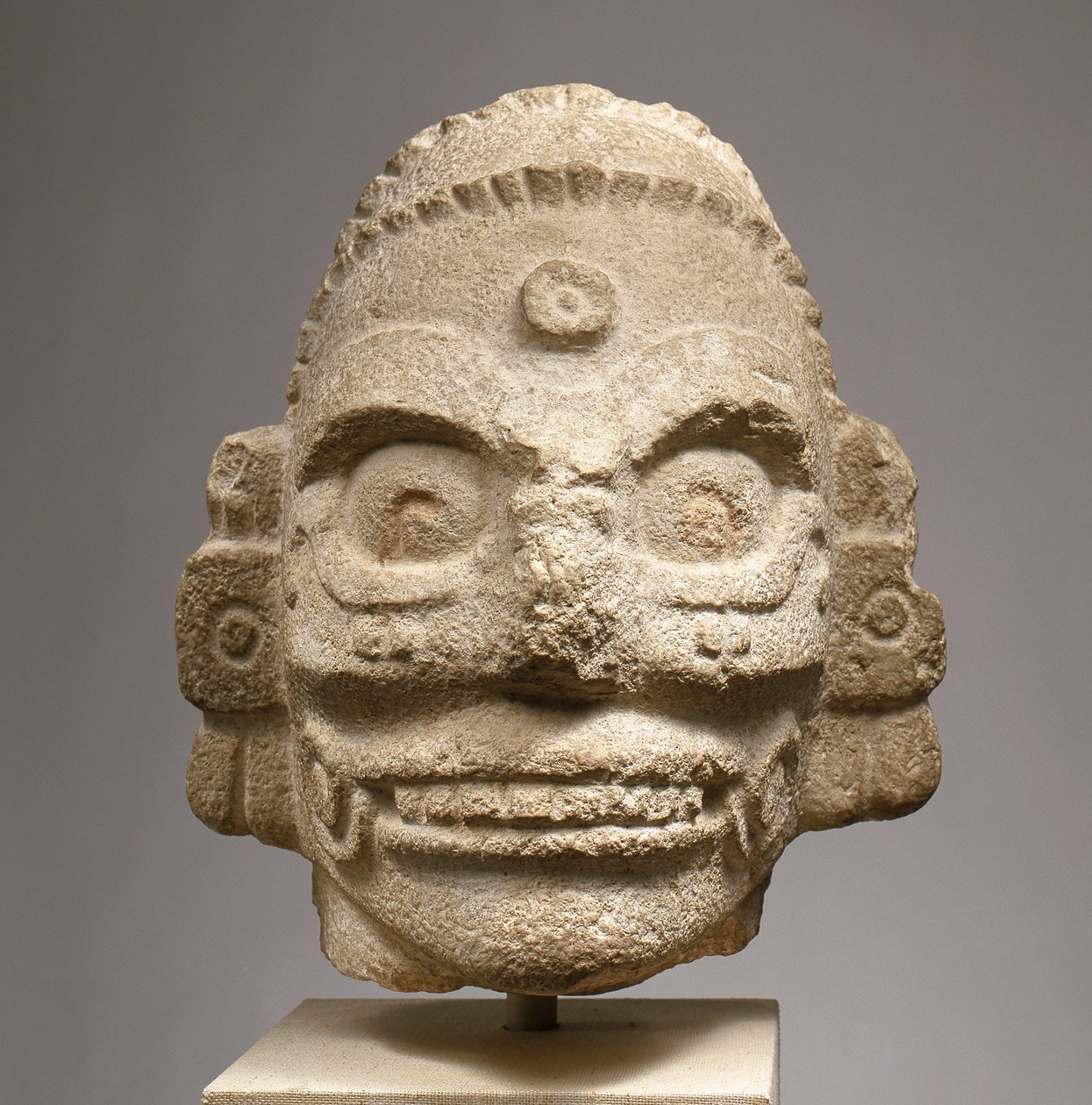 Huvud av en regngud, ca 1000 (fossilhaltig kalksten) av Mayan