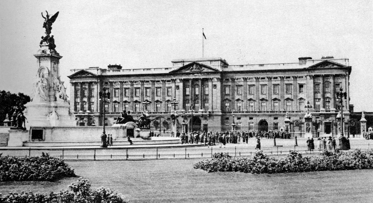 Buckingham Palace efter dess restaurering, London, 1926-1927. av McLeish