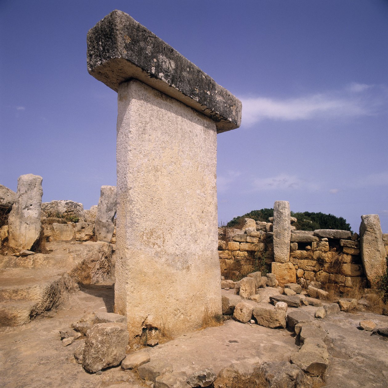 Taula på den arkeologiska platsen, Menorca, Spanien av Megalithic Megalithic