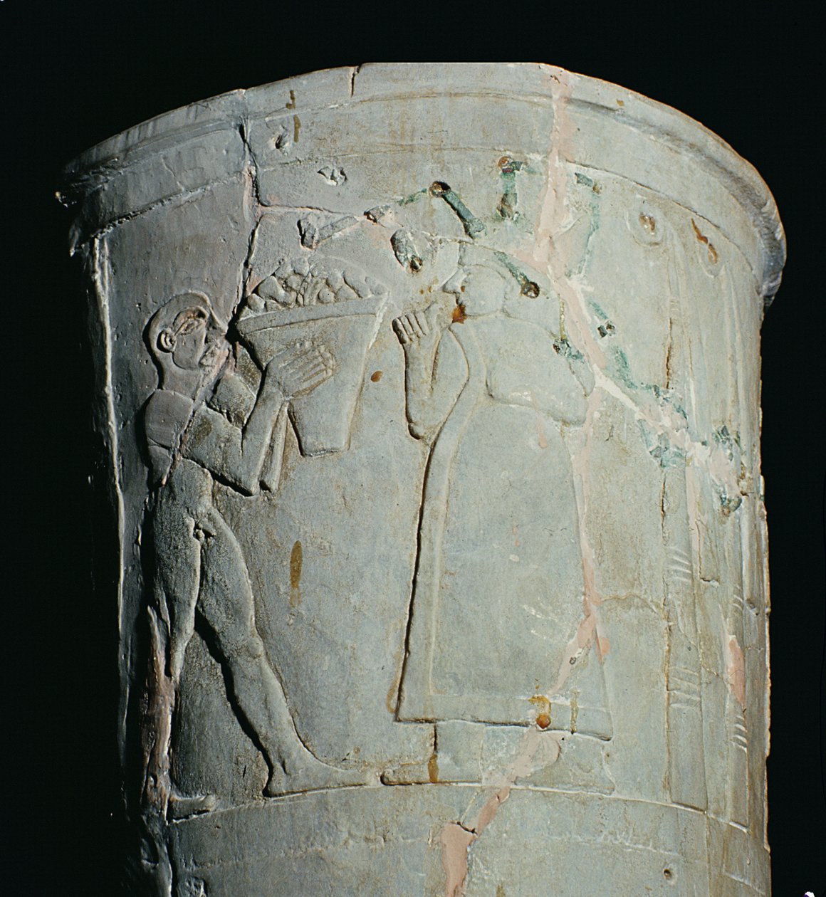 Vas föreställande en man som bär en skål med frukt (lergods) av Mesopotamian