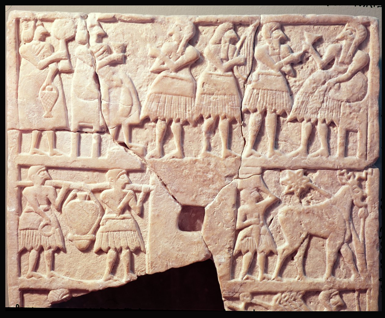 Votiv plakett som visar en offerscen, från Diyala, tidig dynastisk period, 2600-2500 f.Kr. av Mesopotamian