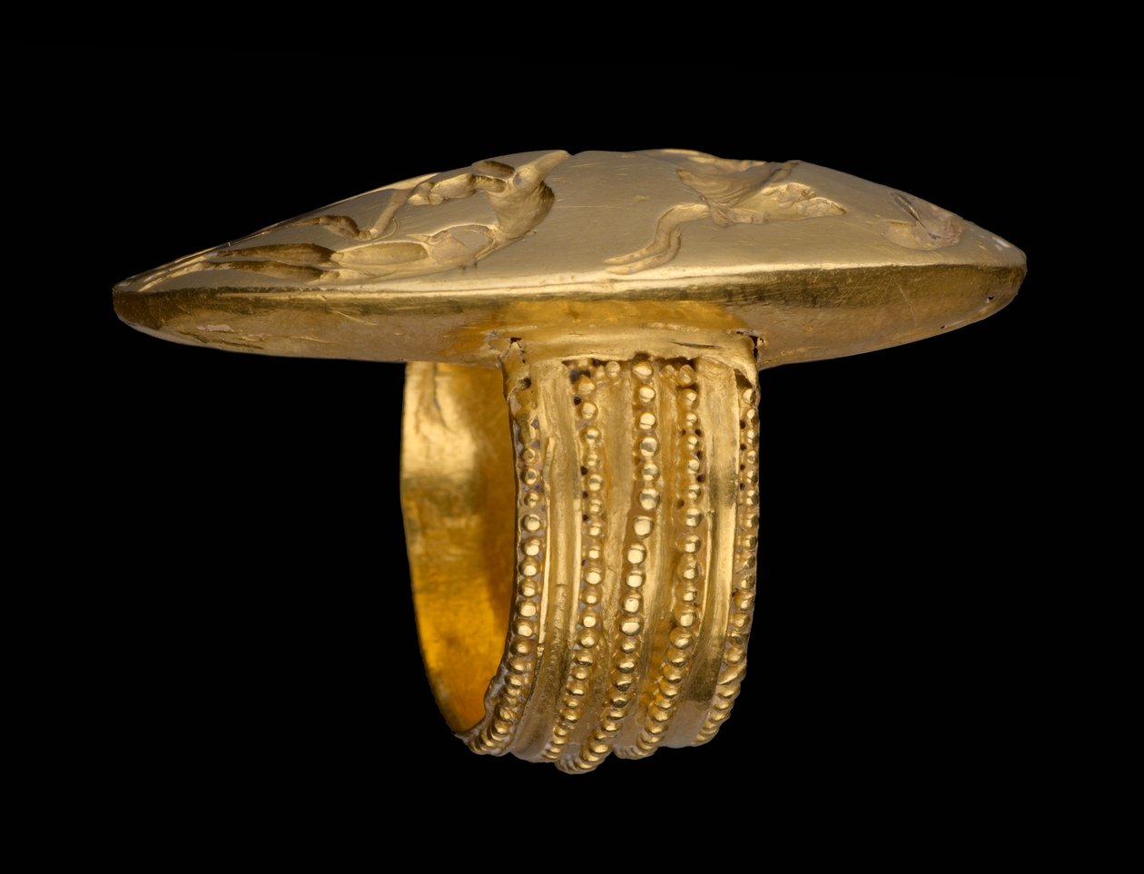 Sälring föreställande en tjurhoppande scen, senminoisk tid, ca 1500 f.Kr. (guld) (se även 115761) av Minoan