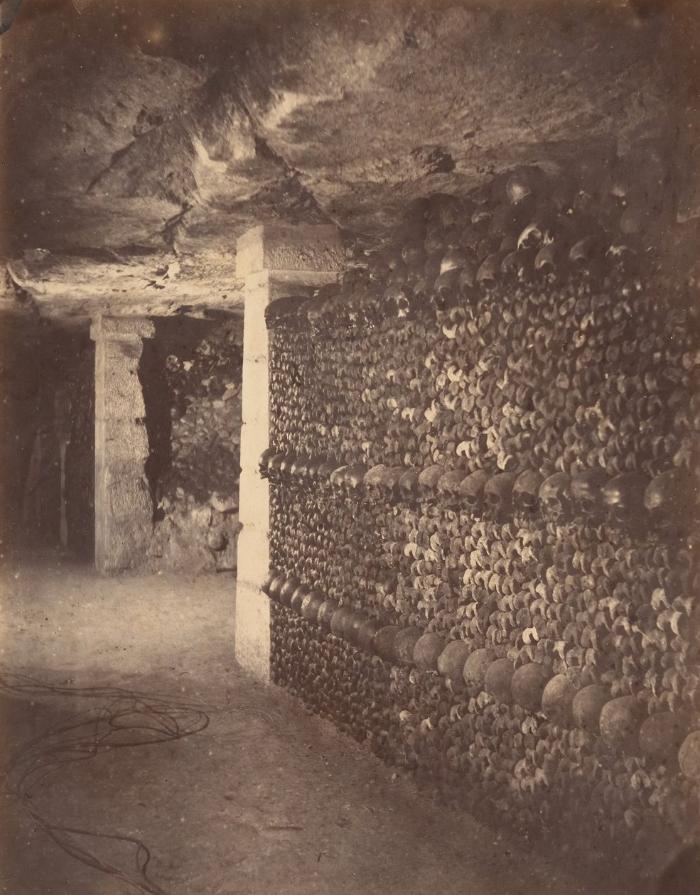 Katakomberna, Paris, april 1862. av Nadar