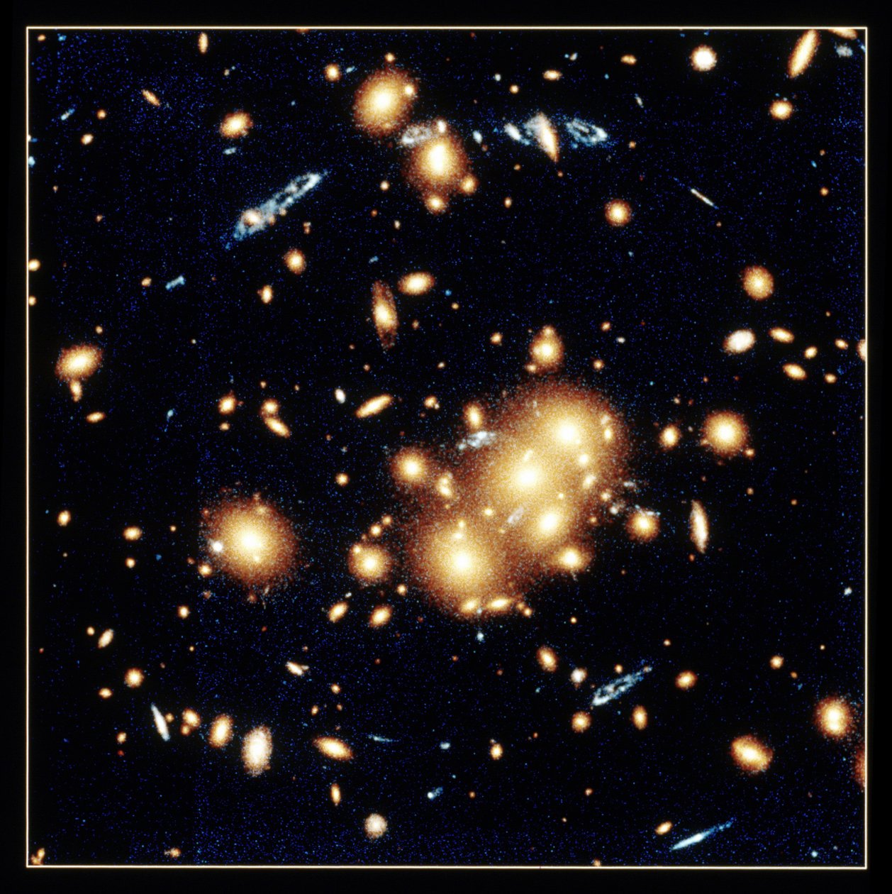 Gravitationslins i CL0024 plus 1654. W.Collet (Princeton). NASA fotografi. av National Aeronautics and Space Administration National Aeronautics and Space Administration