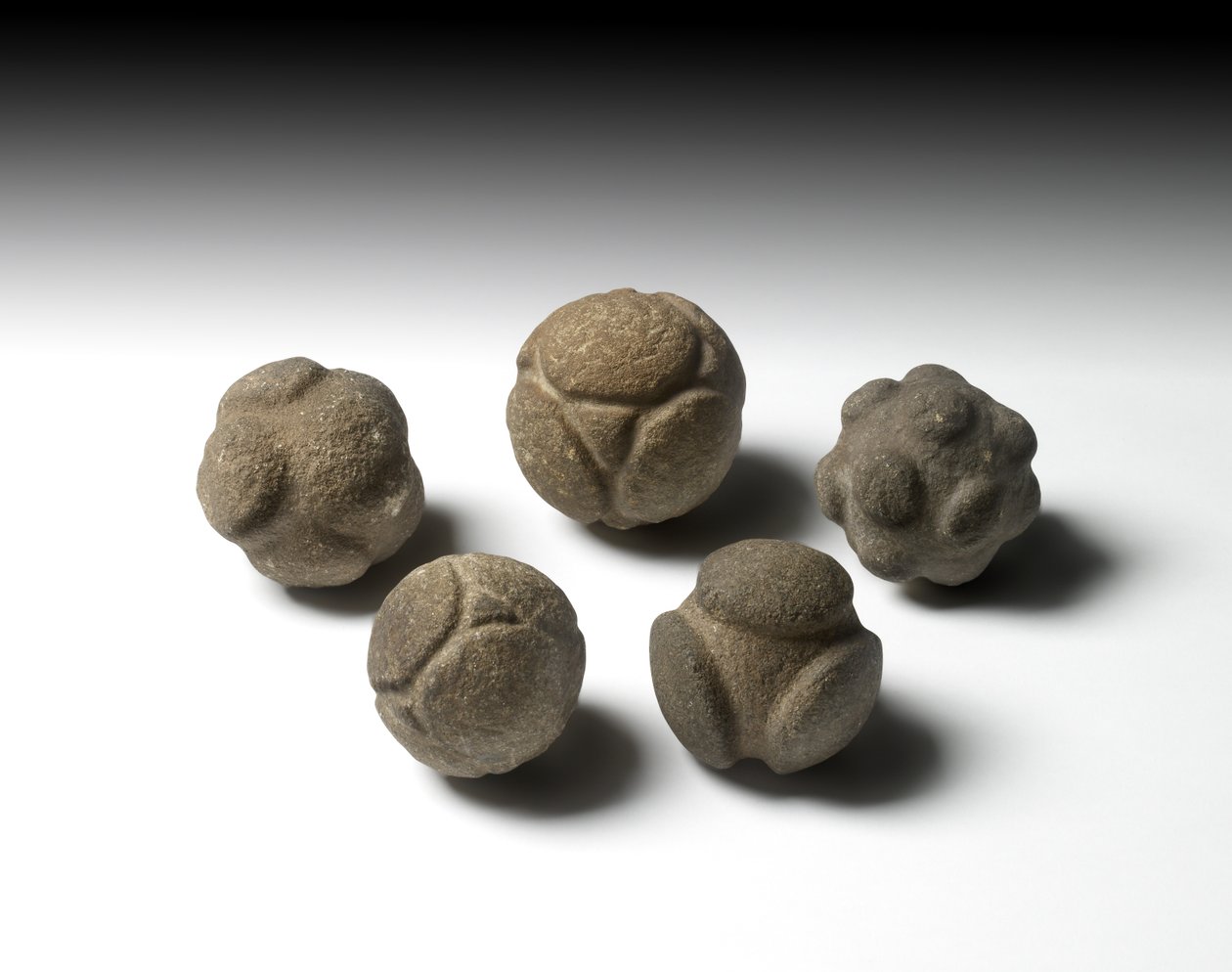 Carved Ball, senneolitikum, Skottland, ca 3750-2000 f.Kr. av Neolithic