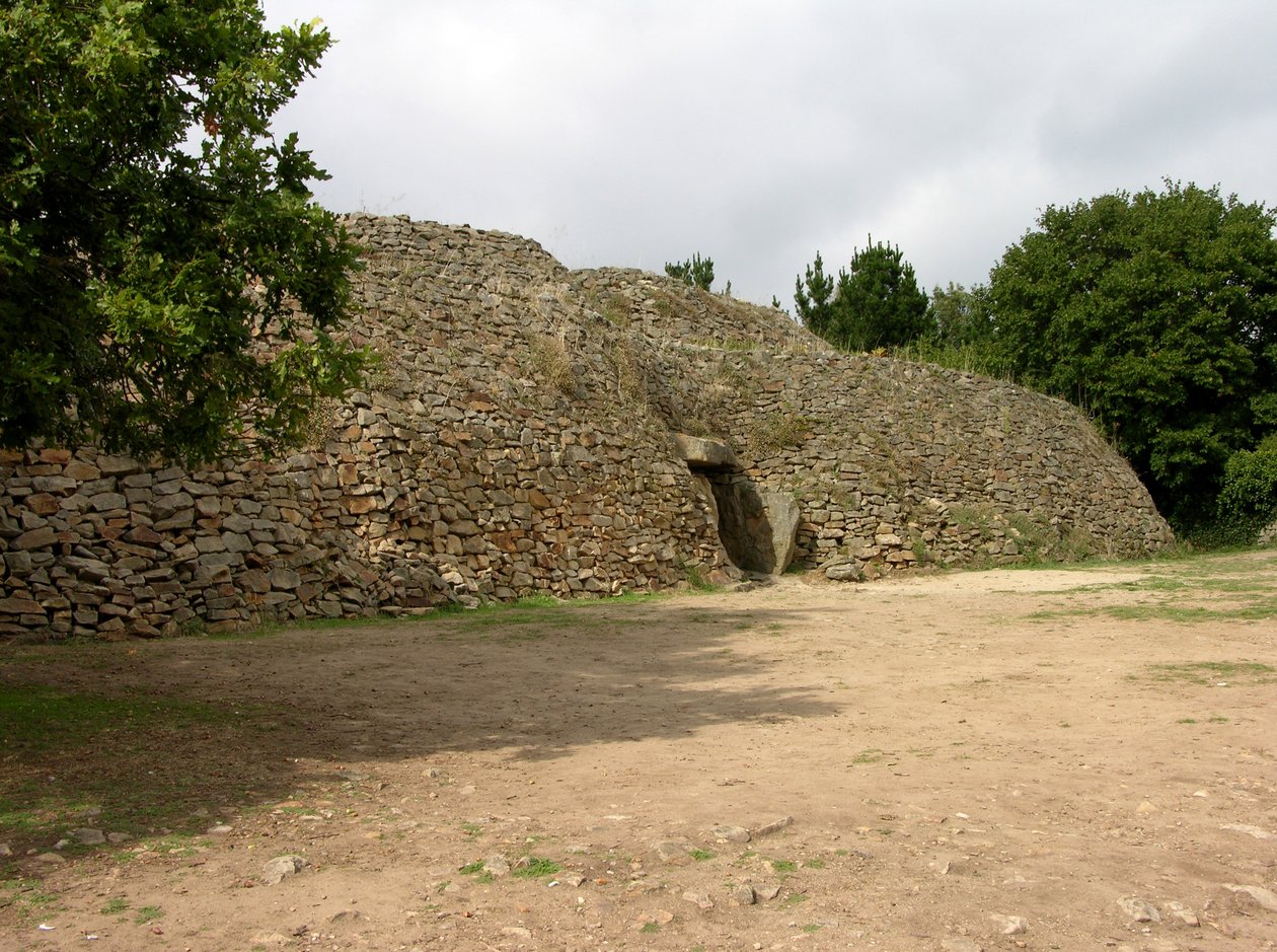 Ingången till en grav som upptäcktes 1825. av Neolithic