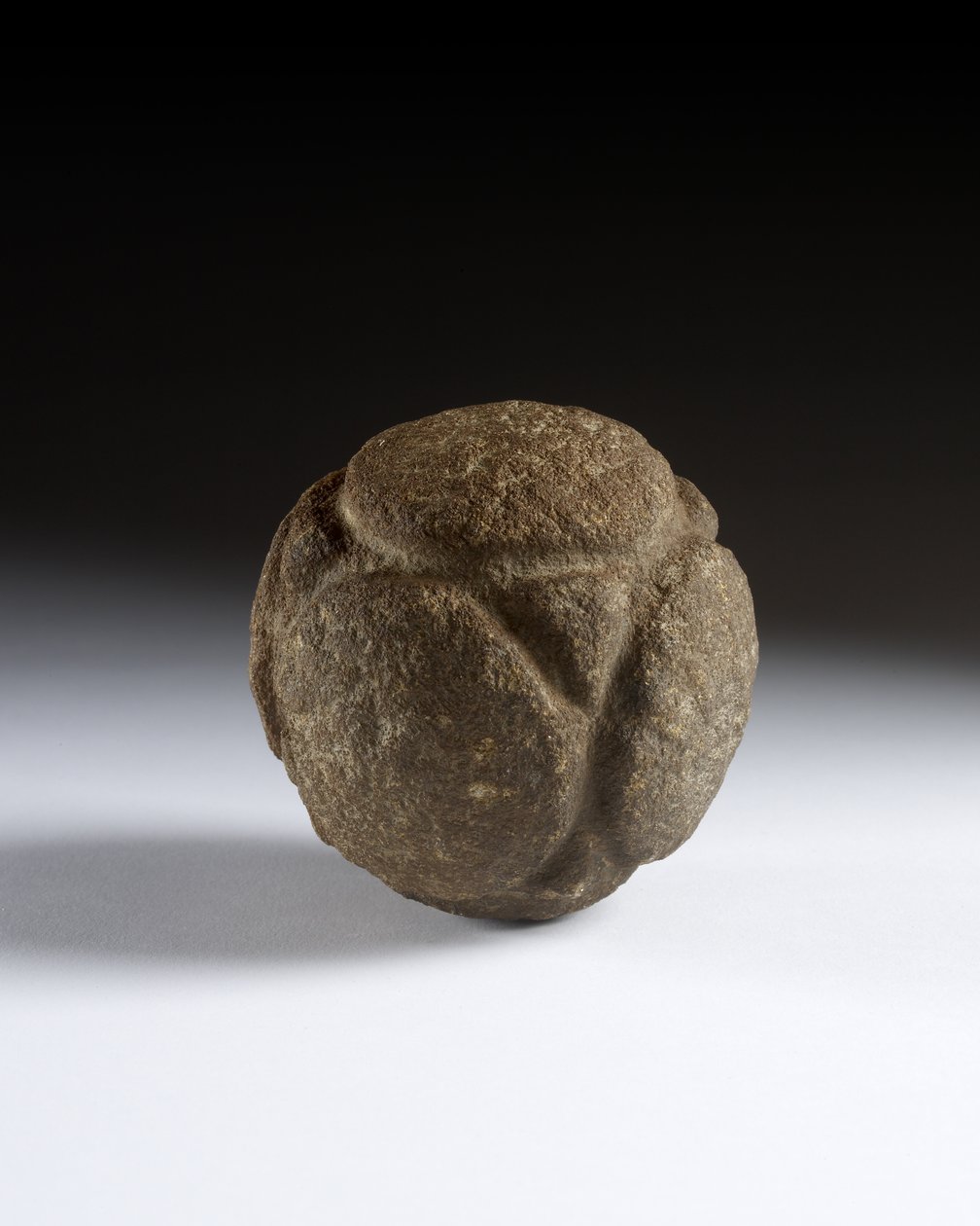 Carved Ball, senneolitikum, Skottland, ca 3750-2000 f.Kr. av Neolithic