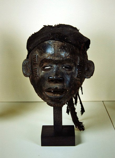 Ogoja Mask (trä, bomull och fjäder) av Nigerian