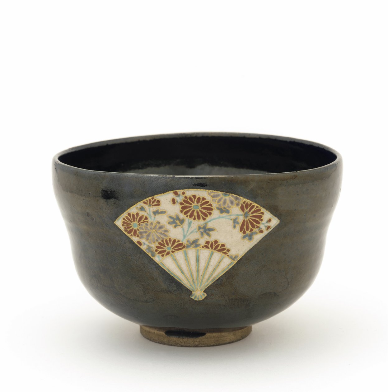 Teskål med reservdesign av fläktar, Kyoto, Kyoto-fu, Edo-period, mitten av 1600-talet (stengods med svart glasyr och emaljer över vit glasyr) av Nonomura Ninsei