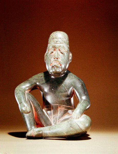 Jadefigur (jadit med kvarvarande färg) av Olmec