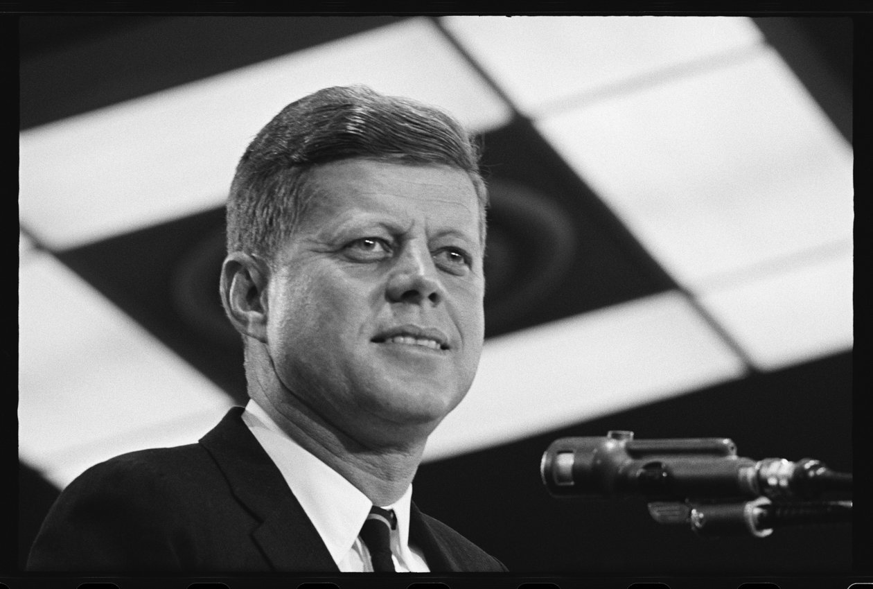 John F. Kennedy håller tal av Orlando Suero