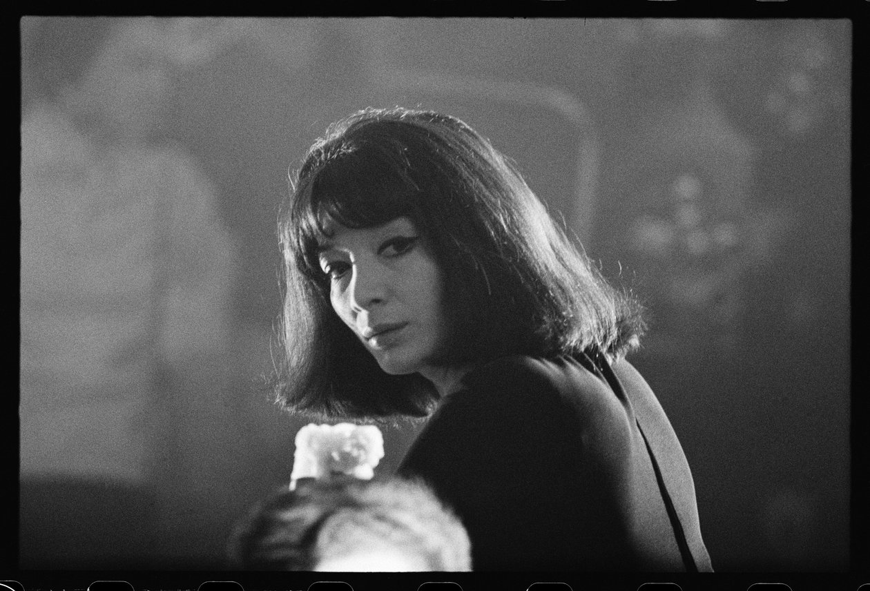Juliette Greco på en rökig nattklubb av Orlando Suero