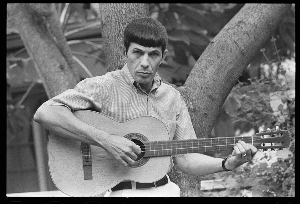 Leonard Nimoy spelar gitarr av Orlando Suero