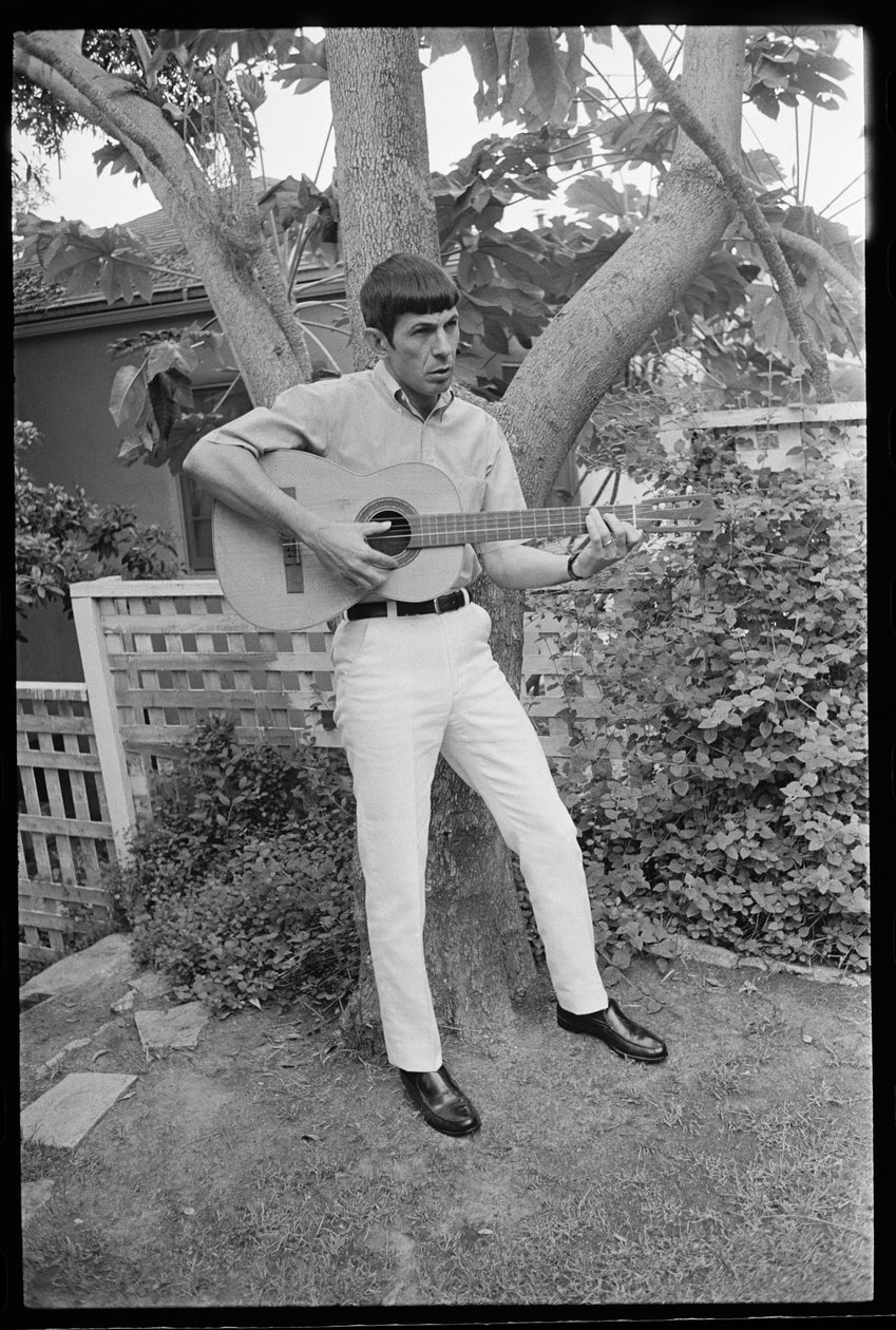 Leonard Nimoy spelar gitarr av Orlando Suero