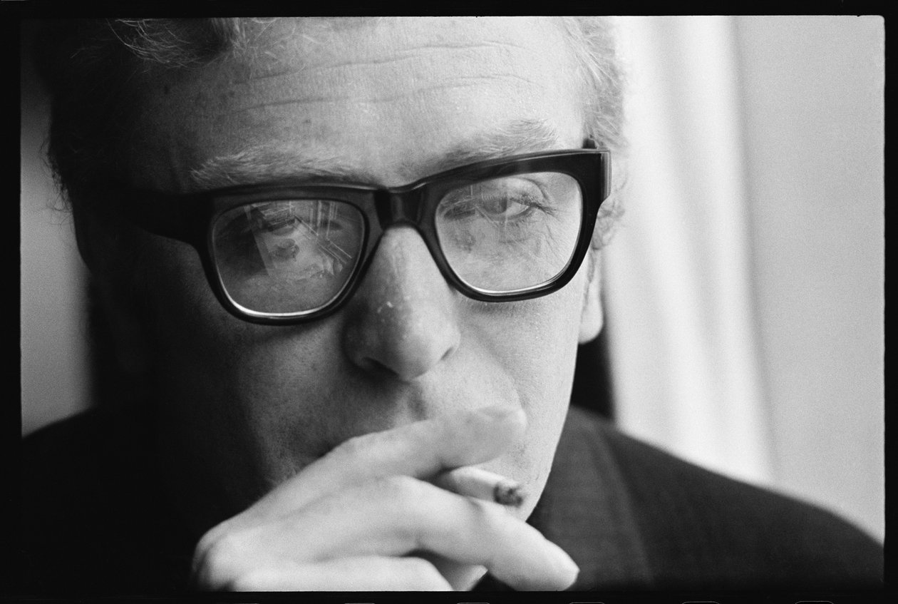 Michael Caine röker av Orlando Suero