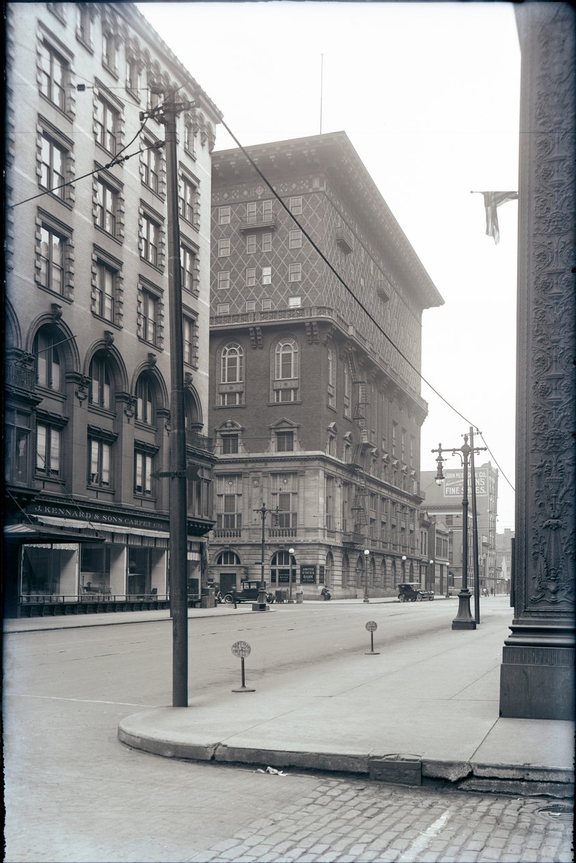 Missouri Athletic Club, from Fourth Street. May 1921 av Oscar C. Kuehn