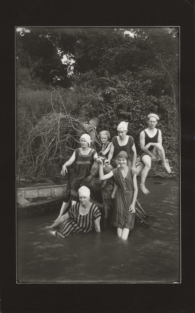 Group of one man and four women in swimming suits seated on a river bank av Oscar C. Kuehn