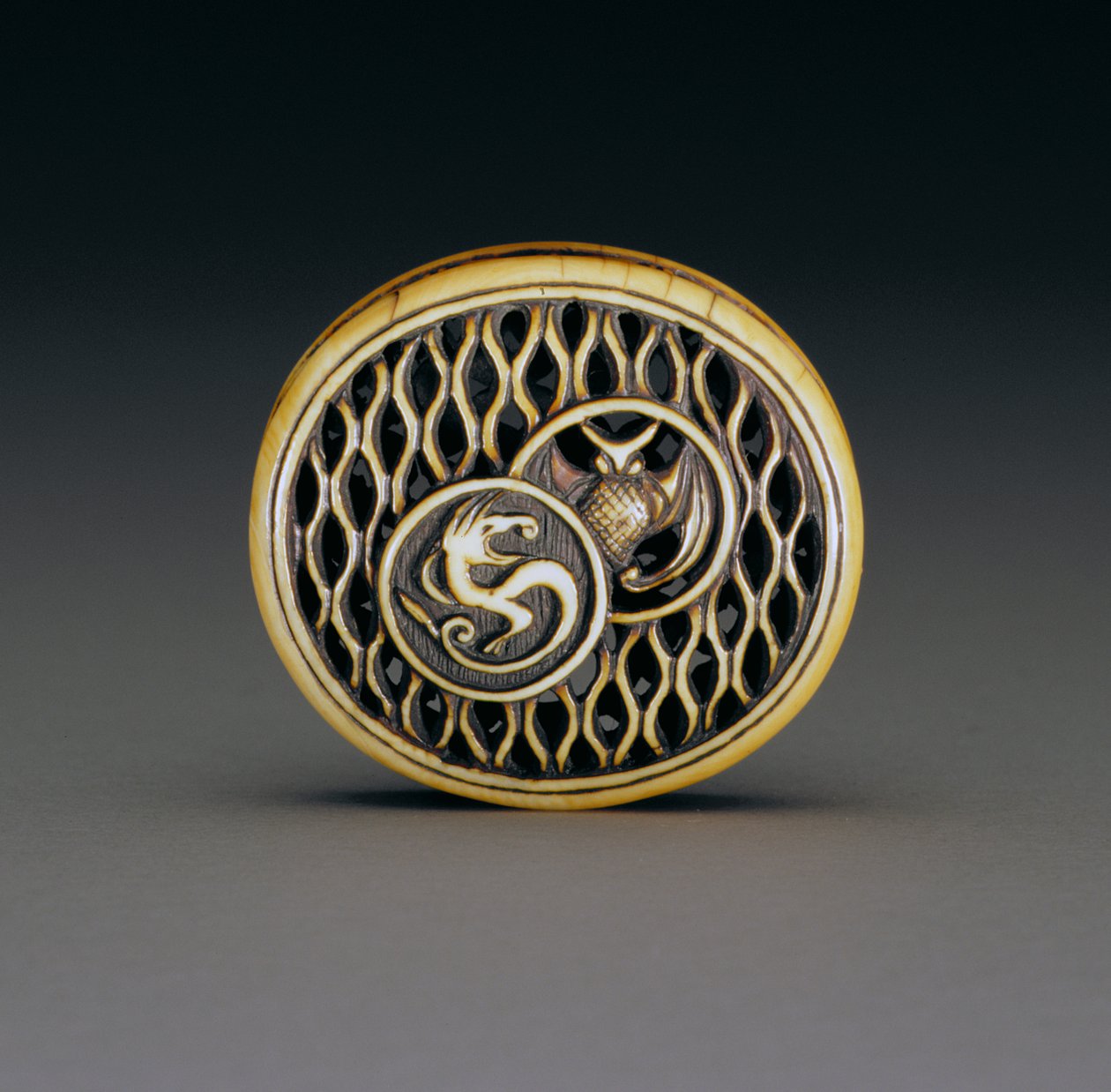 Framsidan av en netsuke, ca 1870 (för baksidan se 195486) av Ozaki Kokusai