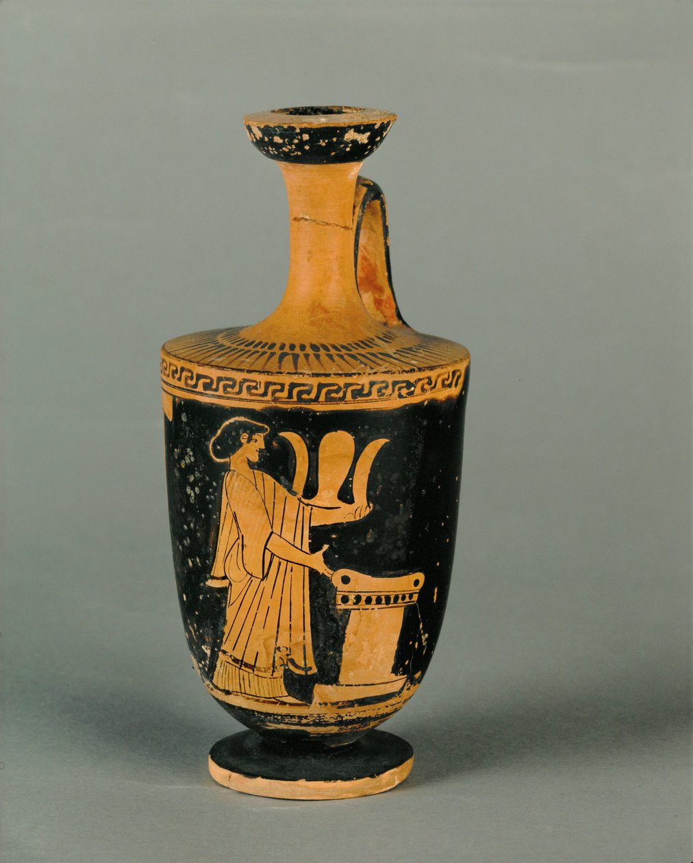 Kvinna vid ett altare. Liten, rödfigurerad lekythos... av Painter Icarus