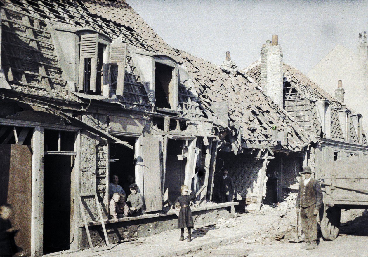 Skadade byggnader efter bombningarna den 10 och 11 september i staden Rosendaël nära Dunkerque, Region Nord-Pas-de-Calais, Frankrike, 11 september 1917 (autokrom) av Paul Castelnau