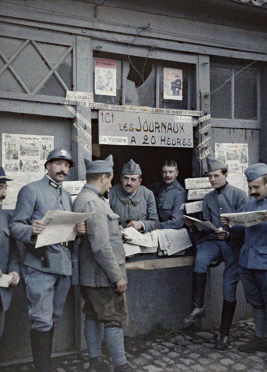 Franska soldater köper och läser tidningar i en kiosk i Rexpoede, Department Nord, Region Nord-Pas-de-Calais, Frankrike, 6 september 1917 (autokrom) av Paul Castelnau