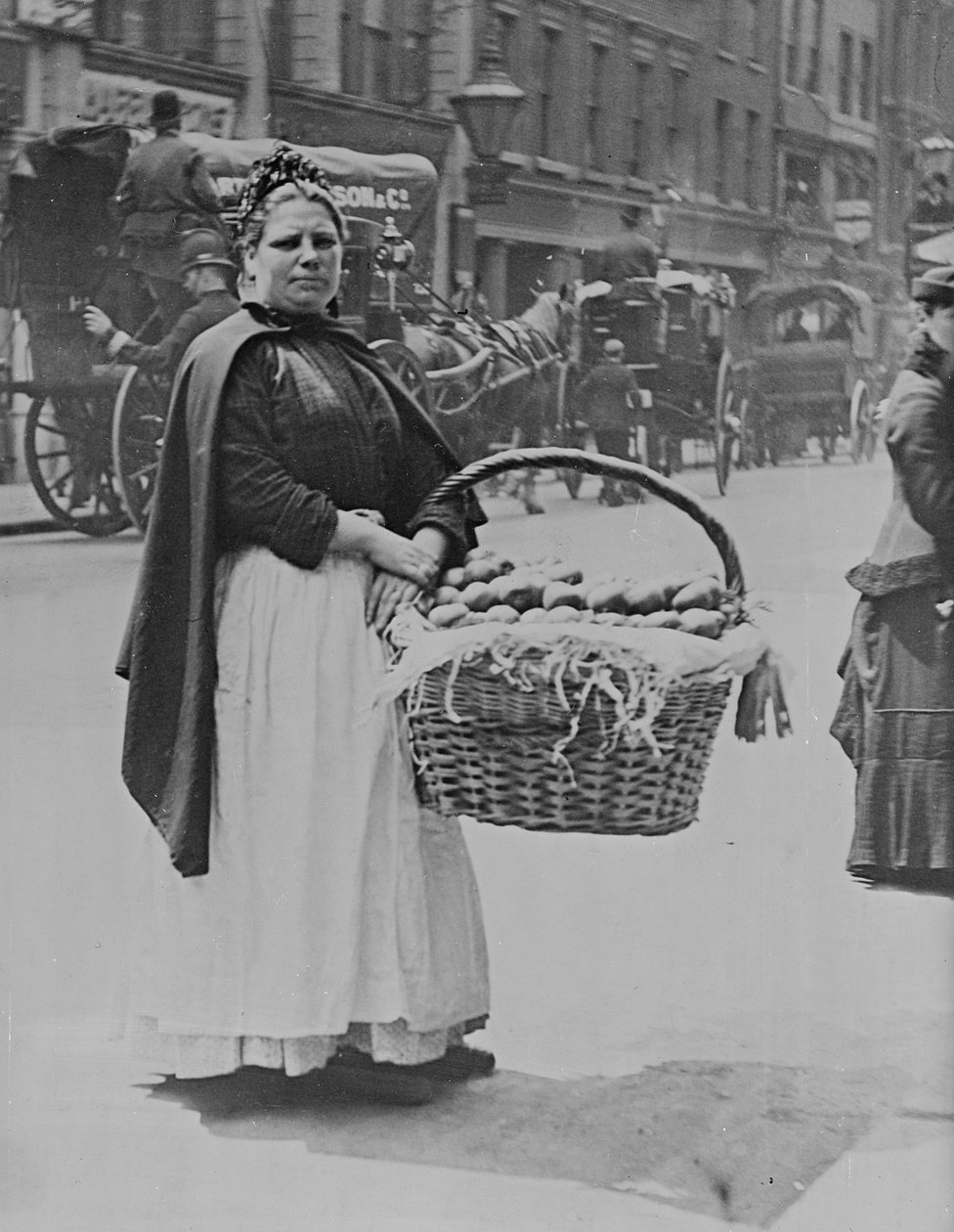 En kvinnlig potatisförsäljare i London (se även 135821) av Paul Martin