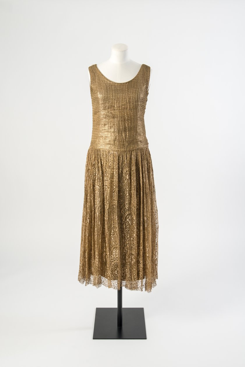 Aftonklänning i lamé i guld överlagd med gallerkropp och spetskjol i guld, sent 1920-tal (siden) av Paul Poiret
