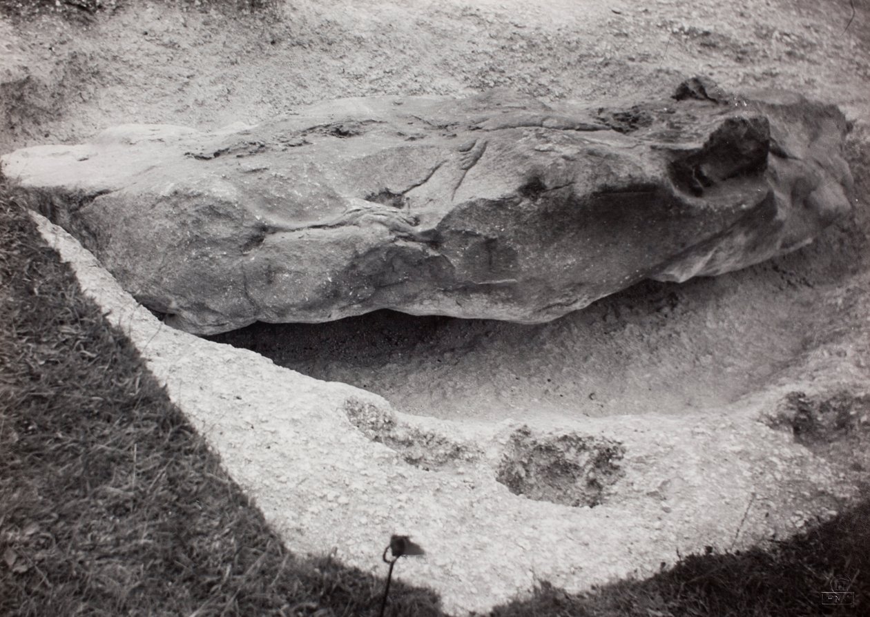 Sten försänkt i gräs av Paul Nash