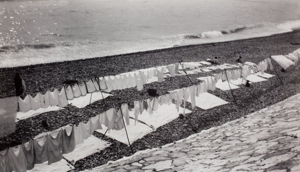 Tvätt torkar på stranden, Nice av Paul Nash