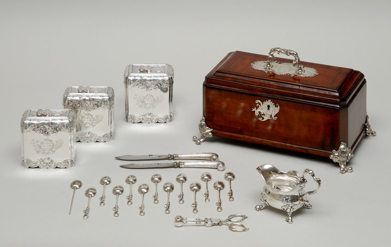 Teutrustning, ca 1735 (silver och trä) av Paul de Lamerie