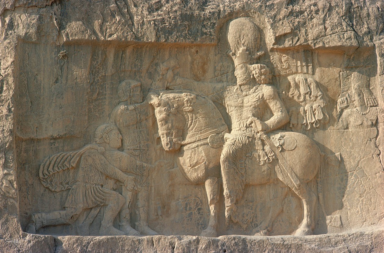 Relief föreställande kung Shapur I (241-272 e.Kr.) och den romerske kejsaren Valeriana (240-260 e.Kr.) Sassanian (kalksten) av Persian