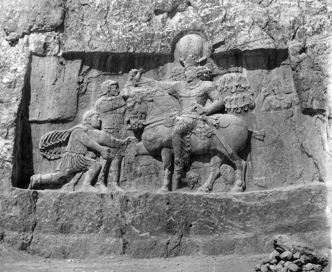 Relief som visar kung Shapur I:s seger över Filip arab och kejsar Valeriana (kalksten) av Persian