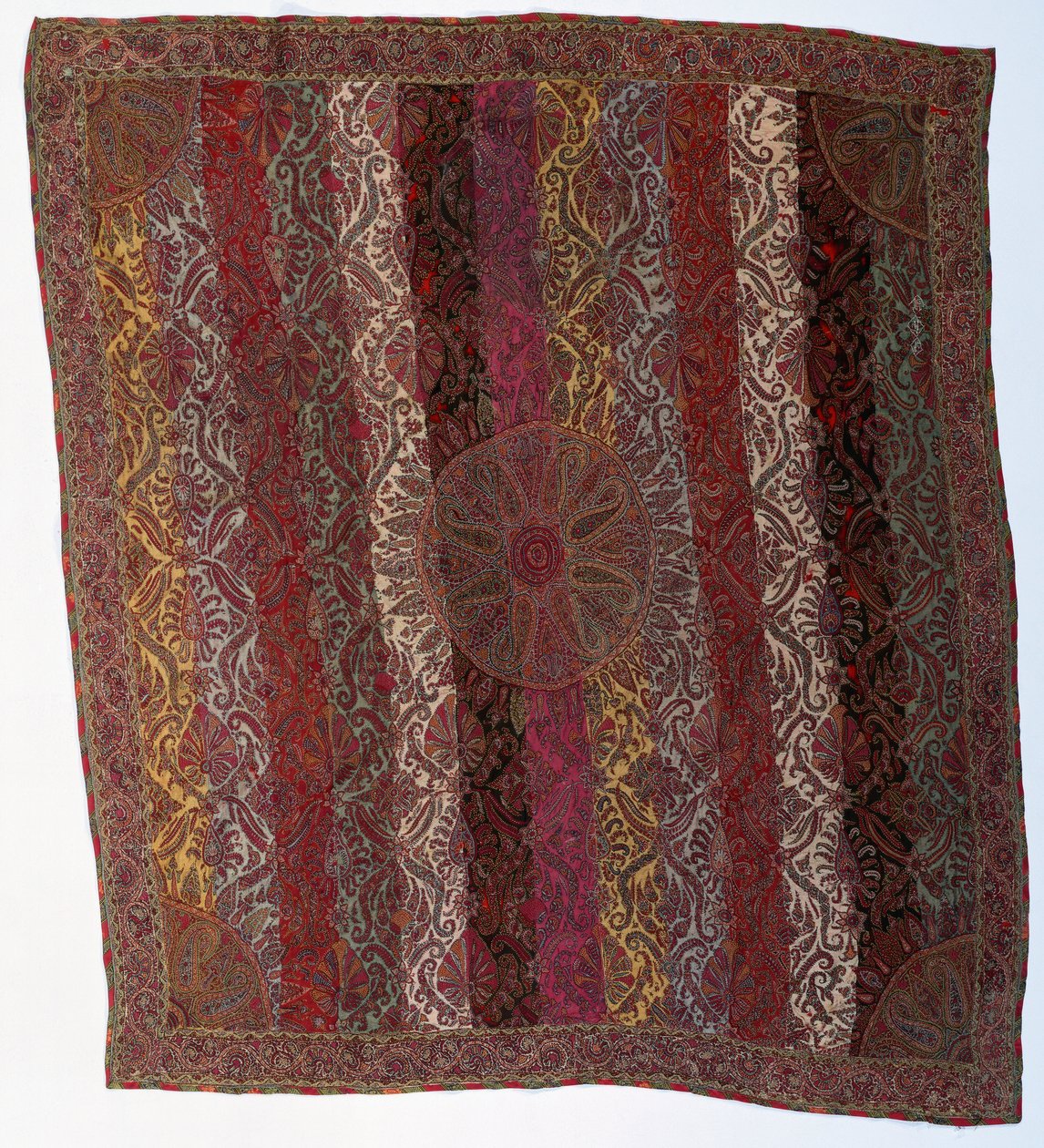 En broderad månesjal av Persian School