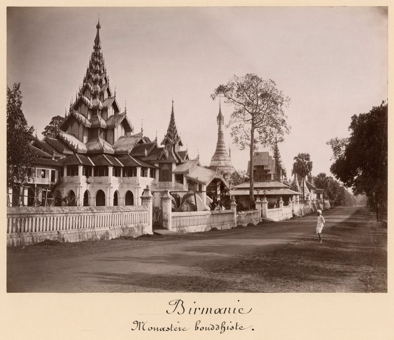 Wayzayanda kloster och pagoder i Moulmein, Burma, ca 1890 (albumintryck) av Philip Adolphe Klier