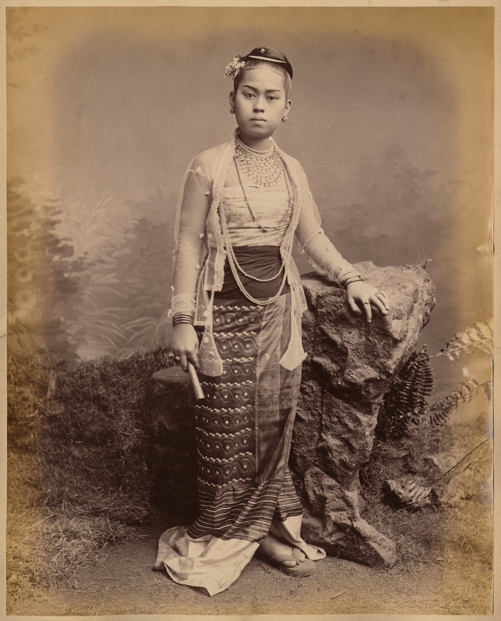 Ung burmesisk flicka, ca 1875 (albumintryck) av Philip Adolphe Klier