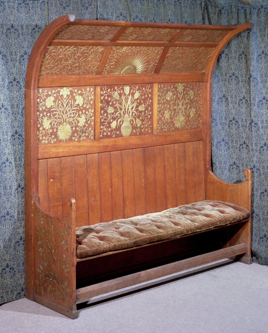Bo med förgylld gesso-dekoration, gjord av Morris and Company, c.1865 (ek) av Philip Webb