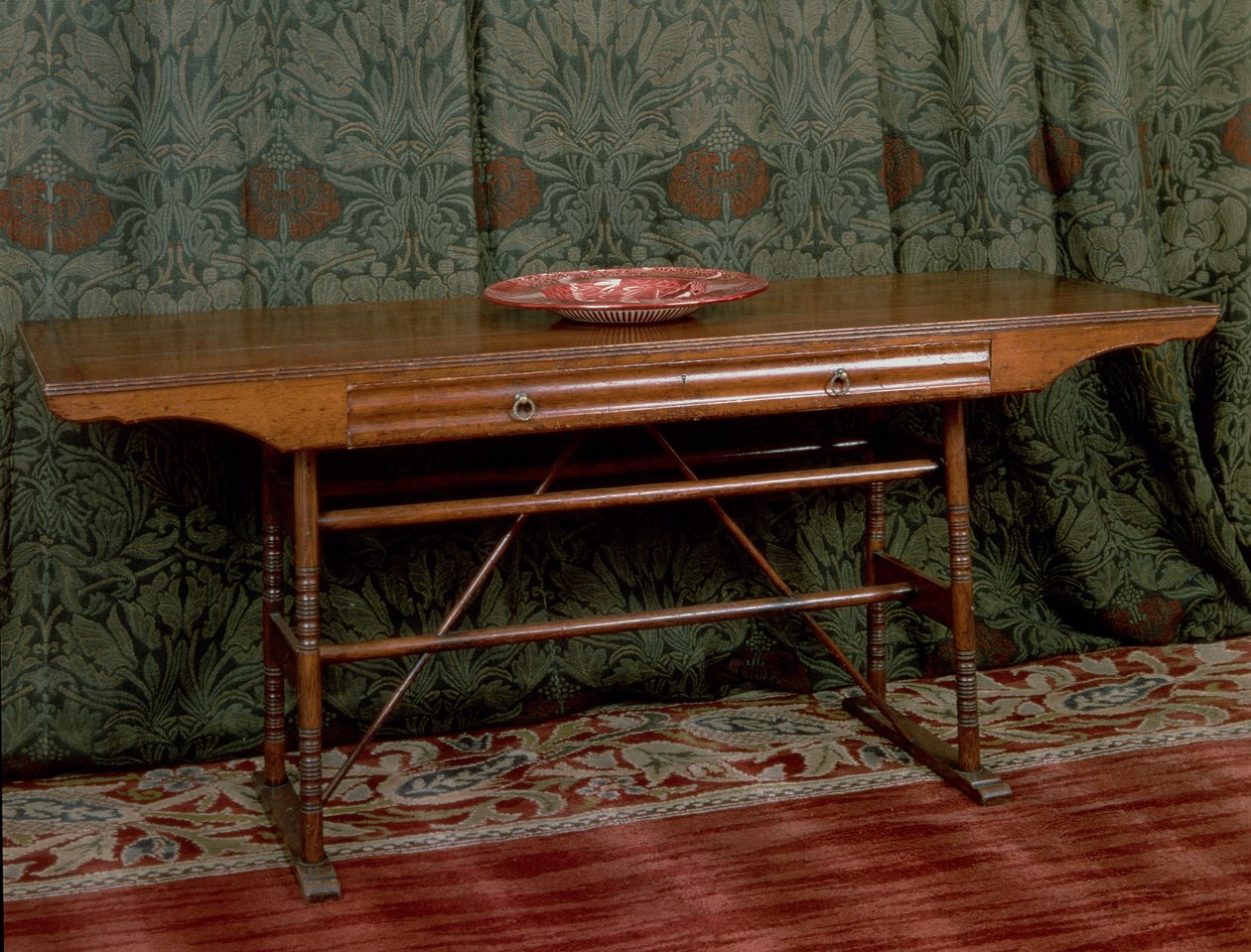 Sidobord, designat för Morris and Co. (ek) av Philip Webb