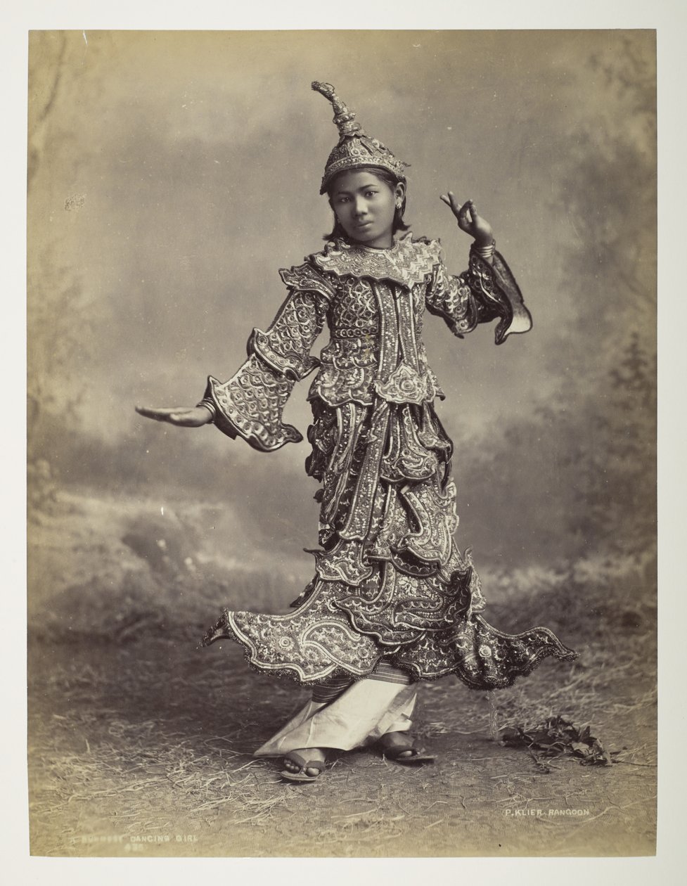 Burmesisk dansande flicka, utsikt över Burma av Philip Adolphe Klier