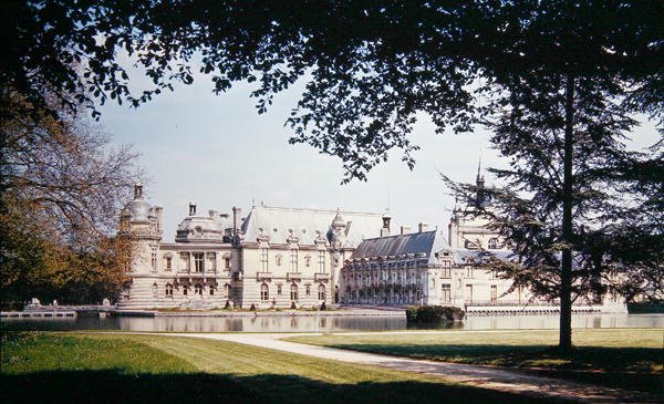 Utsikt över Grand och Petit Chateau av Pierre and Bullant Daumet