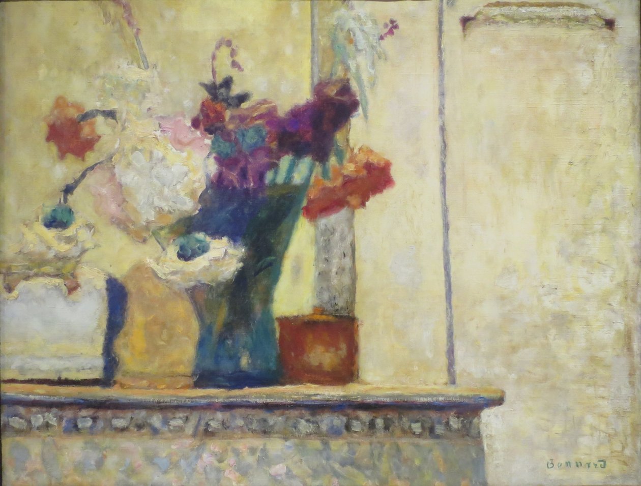 Blommor på en manteltavla av Pierre Bonnard