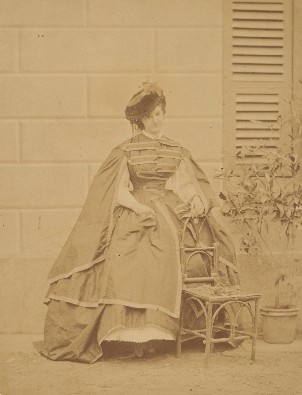 Taftklänningen, 1860-talet. av Pierre Louis Pierson