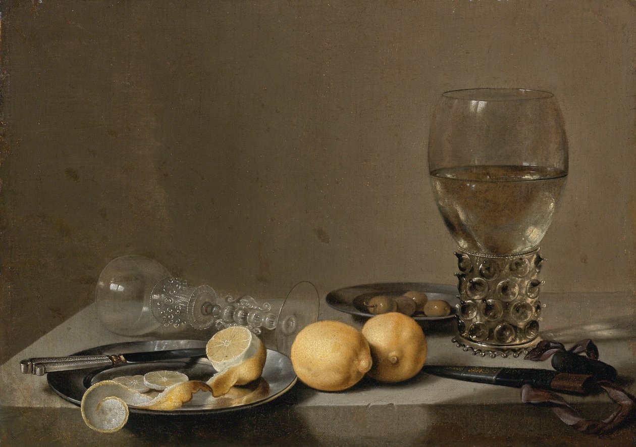 Stilleben med två citroner, ett venetianskt glas, Roemer, kniv och oliver på ett bord av Pieter Claesz