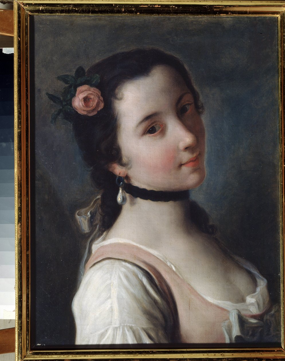 En tjej med en ros av Pietro Antonio Rotari