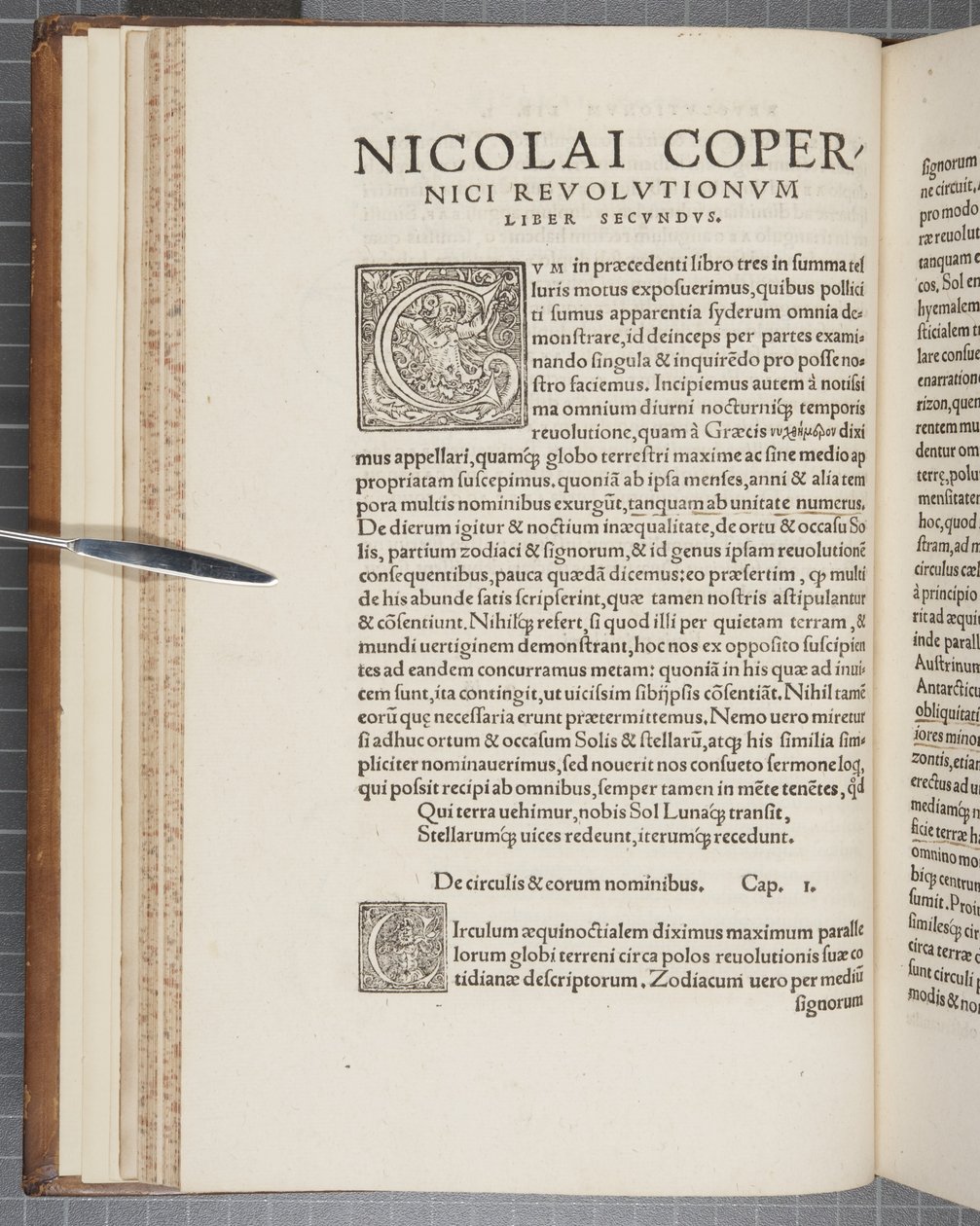 Den andra boken, "The Revolutions of the Heavenly Worlds", av Nicolaus Copernicus av Polish School